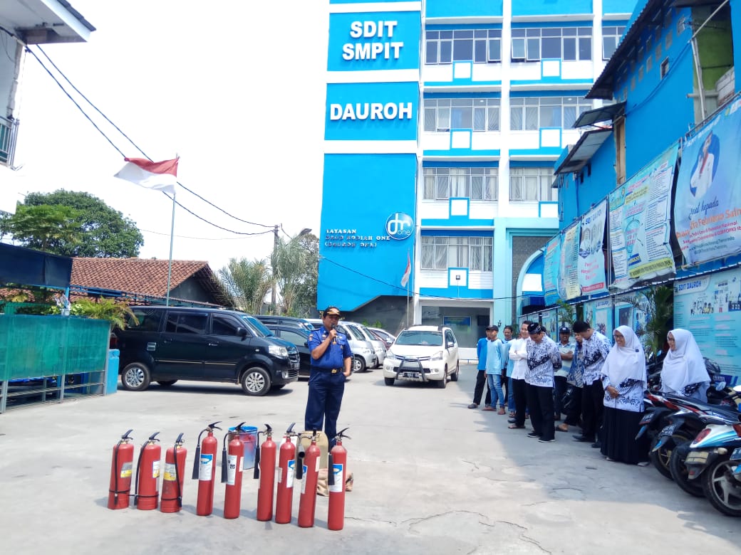 image Pelatihan Pemadaman api dengan APAR untuk guru dan staff SDIT Dauroh oleh BPBD